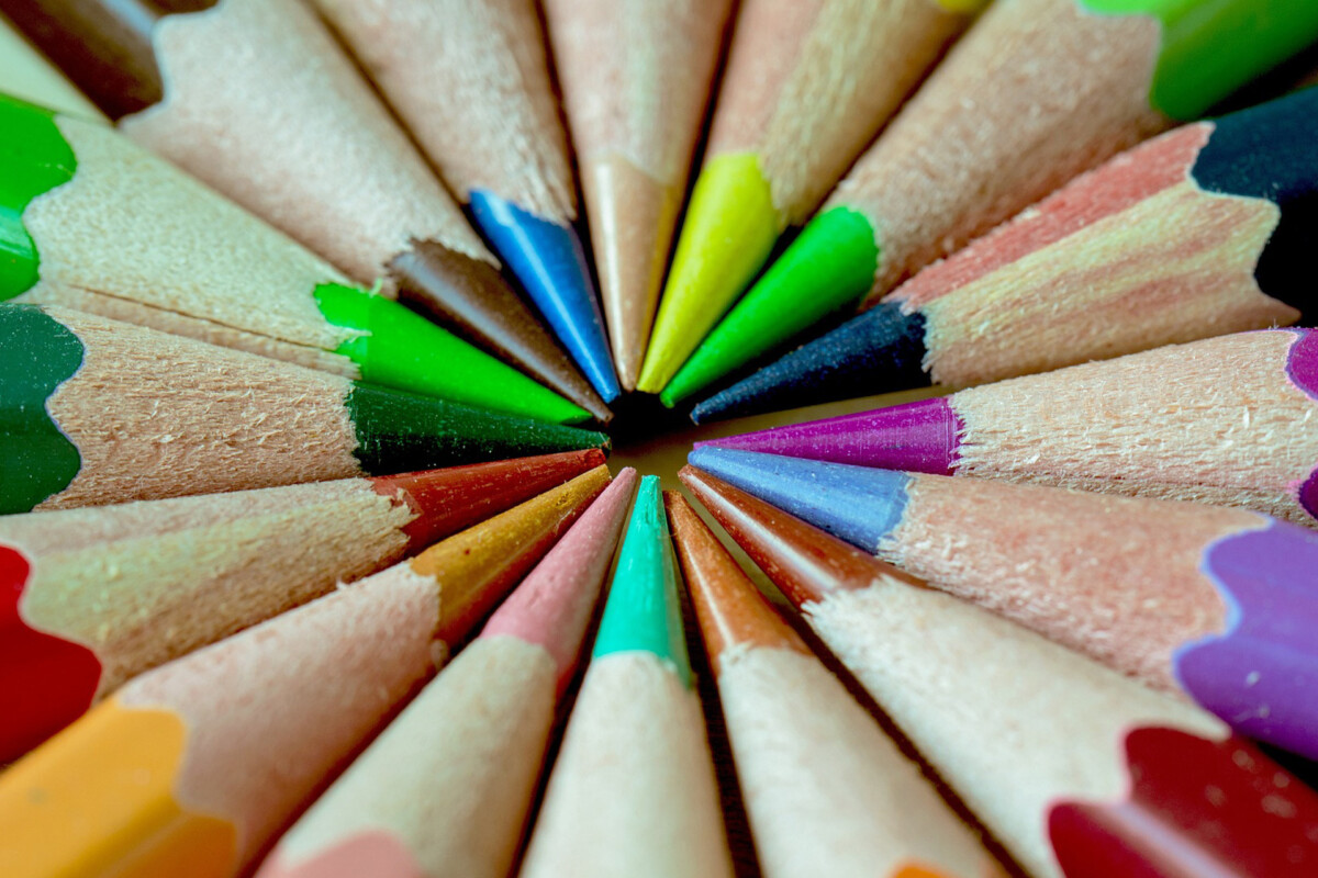 pen-581881_1920-crop